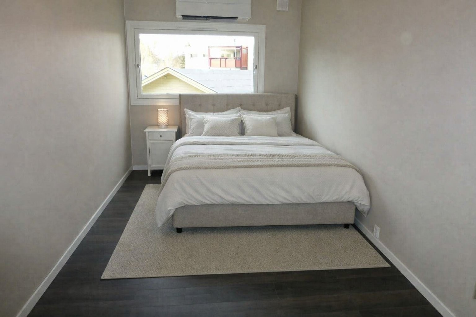 Soverom 2, med AI innredning. Varmepumpeer fint å ha på kalde dager. Galleribilde