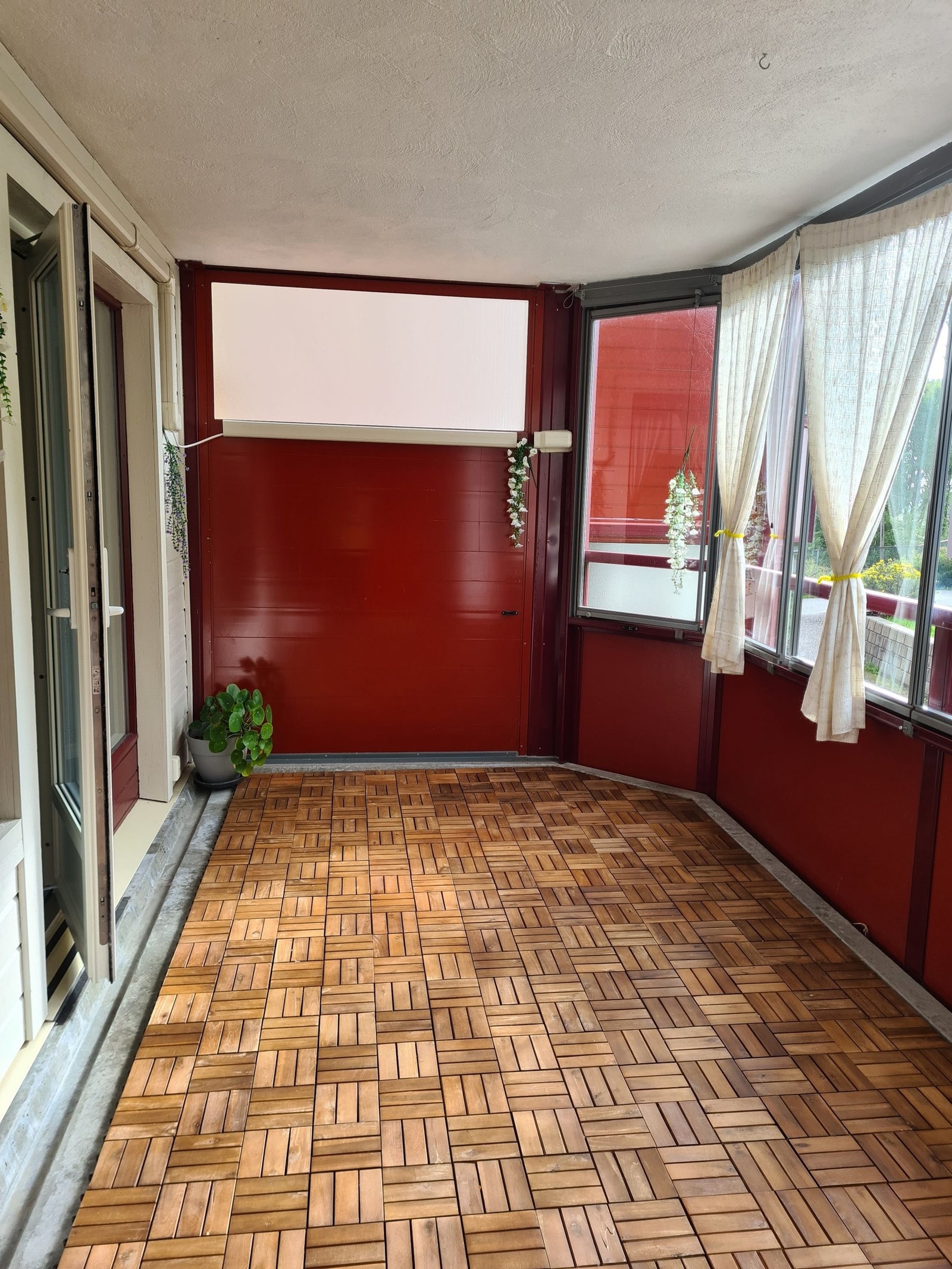 Treplater på gulv. God plass til møbler Galleribilde