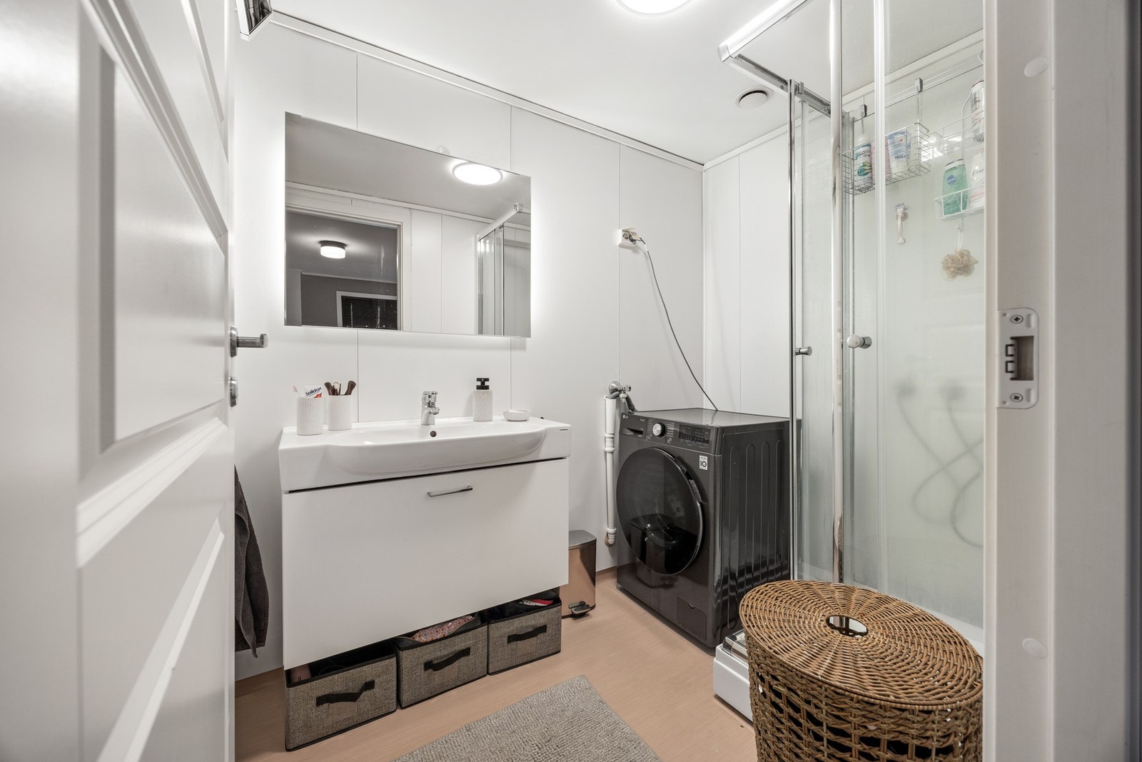 Bad - 3,5 kvm. Utstyrt med servantskap, dusjkabinett og opplegg for vaskemaskin Galleribilde