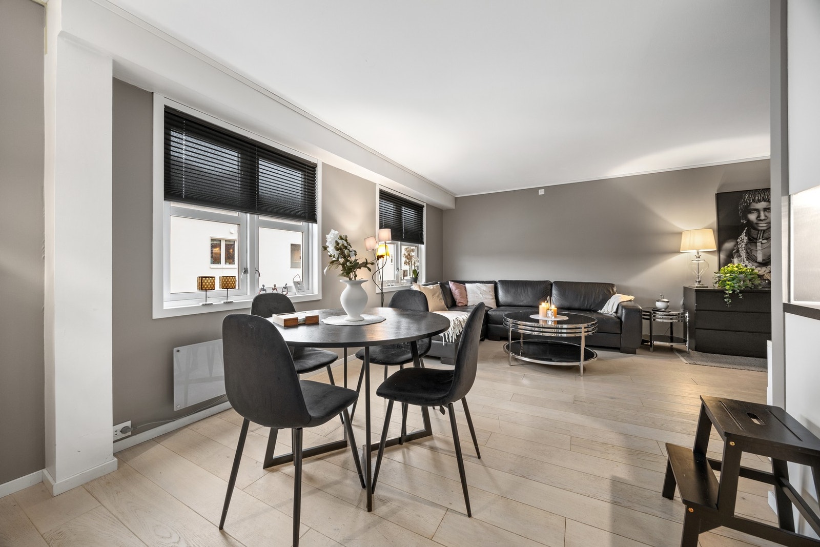 Velkommen til Kongens gate 7, presentert av EiendomsMegler 1 v/ Jim Håkon Ryan Karlsen. Foto: ELW media (Espen Wåde). Galleribilde