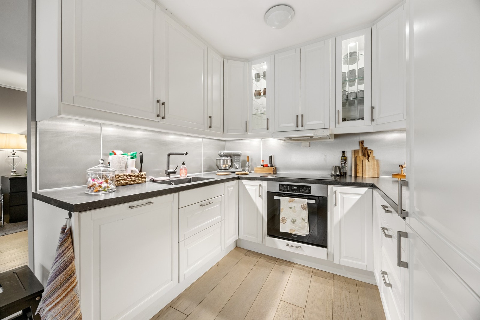 Praktisk løsning som har mye benk- og oppbevaringsplass. Galleribilde