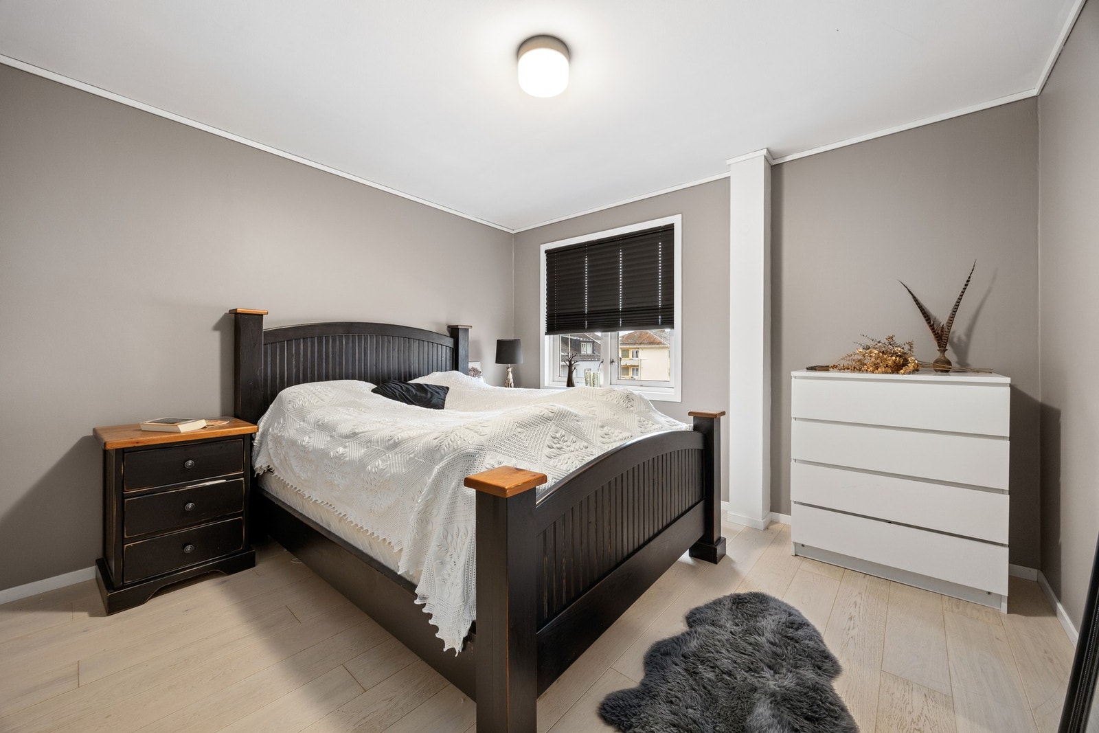 Soverom - 12 kvm. Rommets størrelse gjør at det er god plass til garderobe, dobbeltseng og nattbord Galleribilde