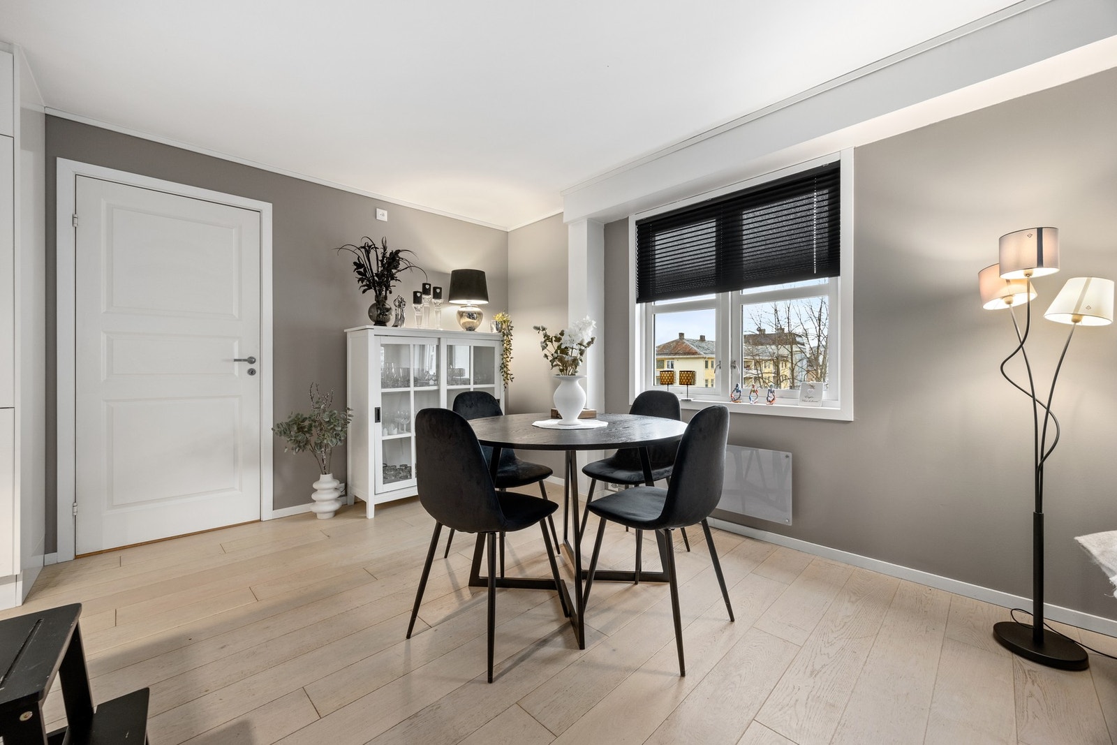 Spisebordet er plassert i det naturlige skillet mellom stue og kjøkken Galleribilde