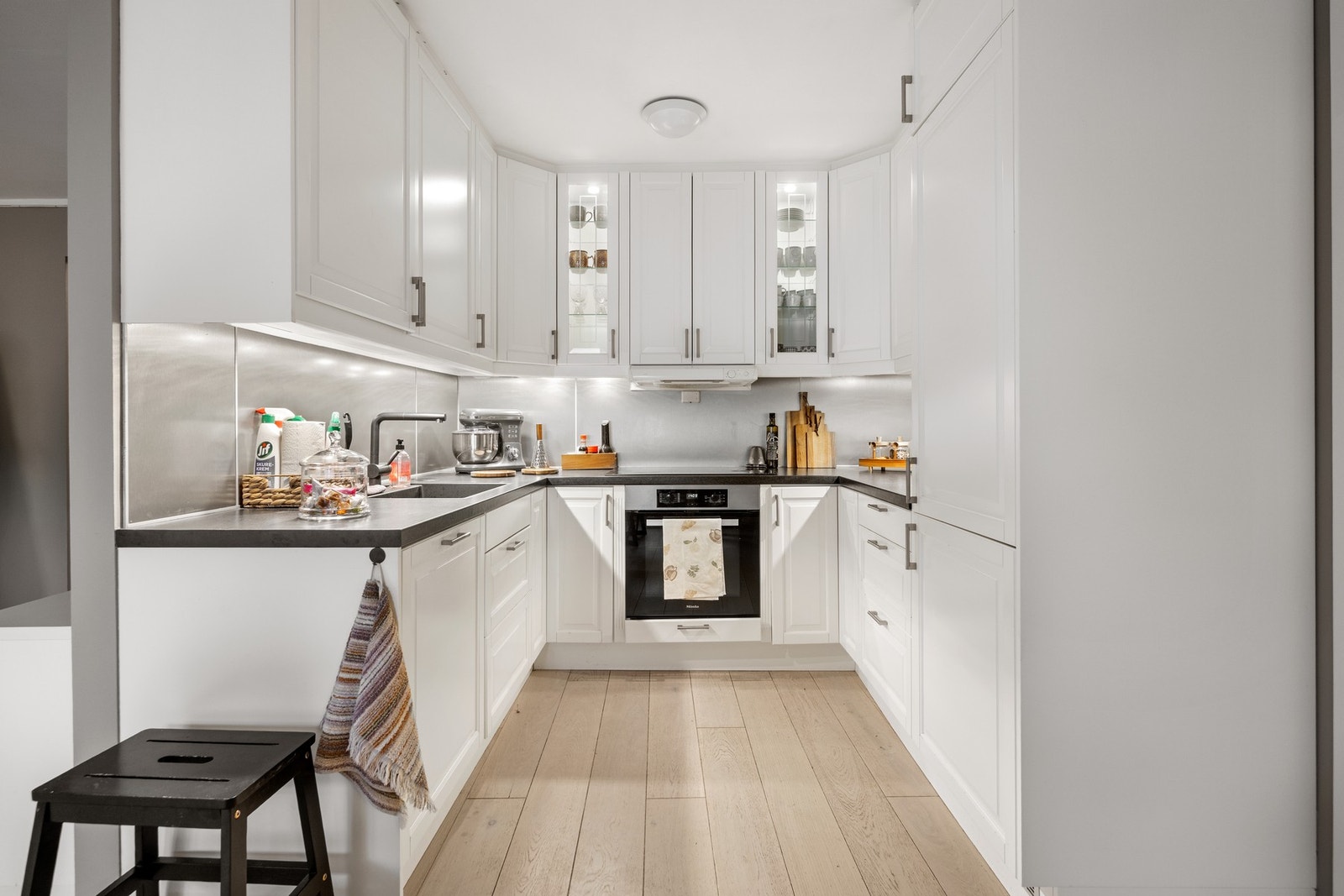 Lekker kjøkkeninnredning med integrerte hvitevarer! Galleribilde