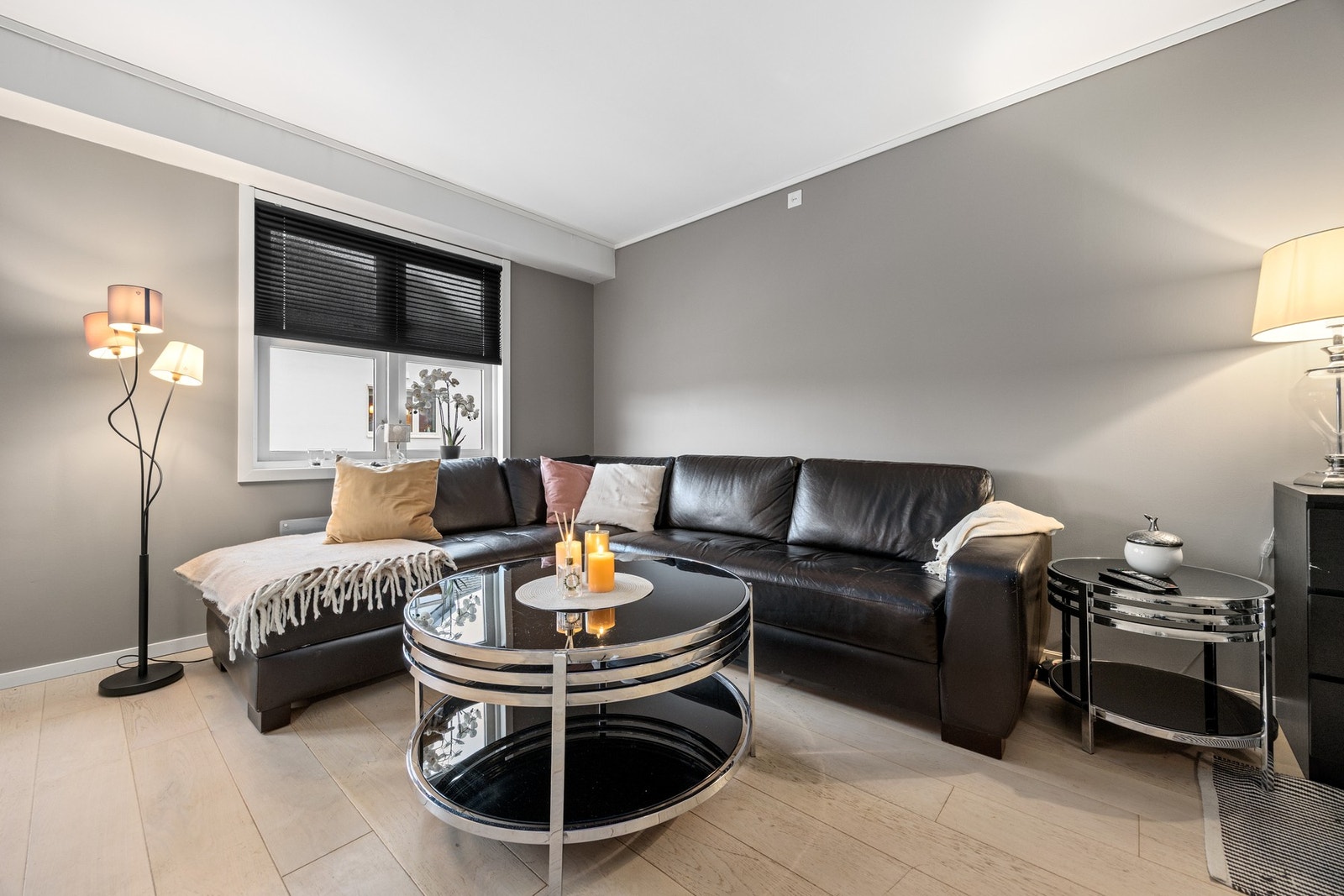 Vinduene sørger for gode lysforhold inn i stuen Galleribilde