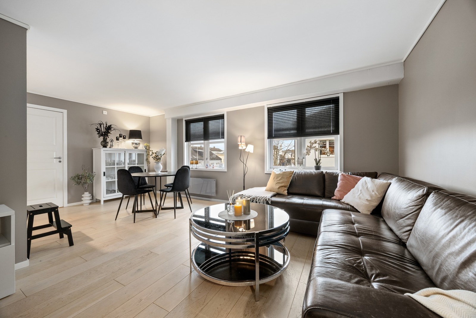 Leiligheten er holdt i delikate farge- og materialvalg! Galleribilde