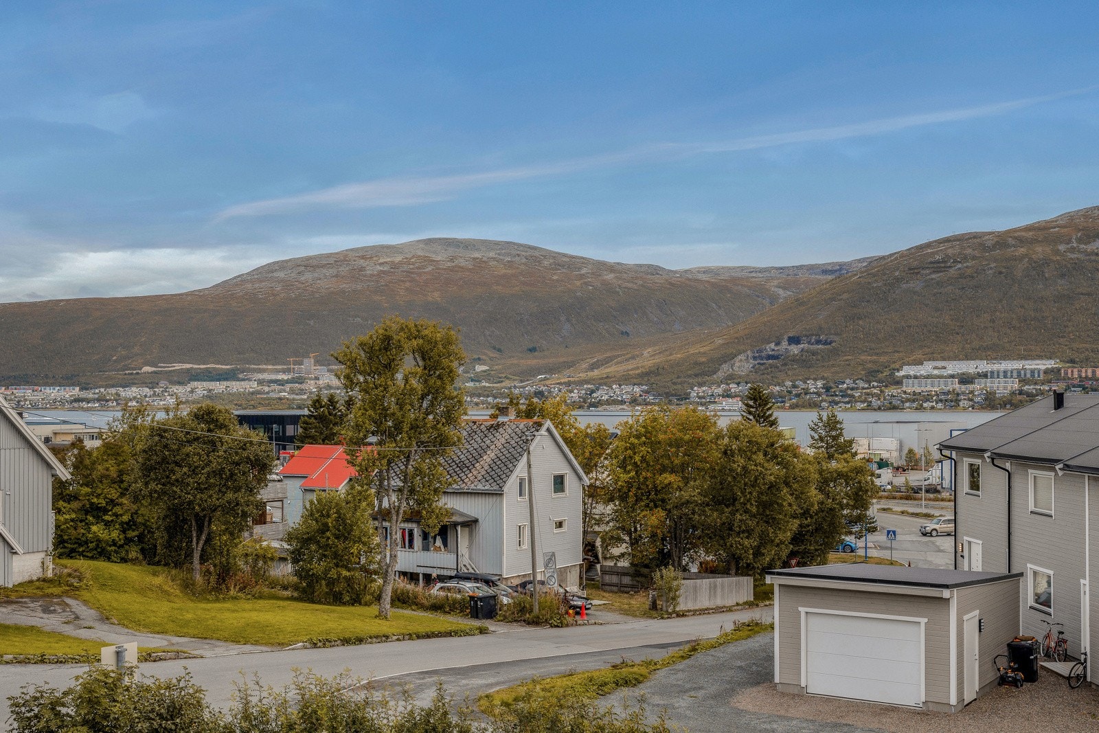 Høy standard, smarte løsninger, integrert garasje og sentral beliggenhet på Gimle. Galleribilde
