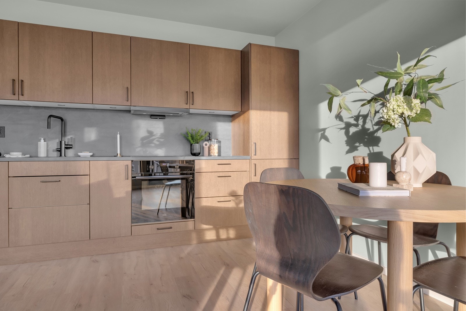 I stue og på kjøkken leveres det spotskinner, samt listefri himling/vinduskarmer. Balansert ventilasjon. Galleribilde