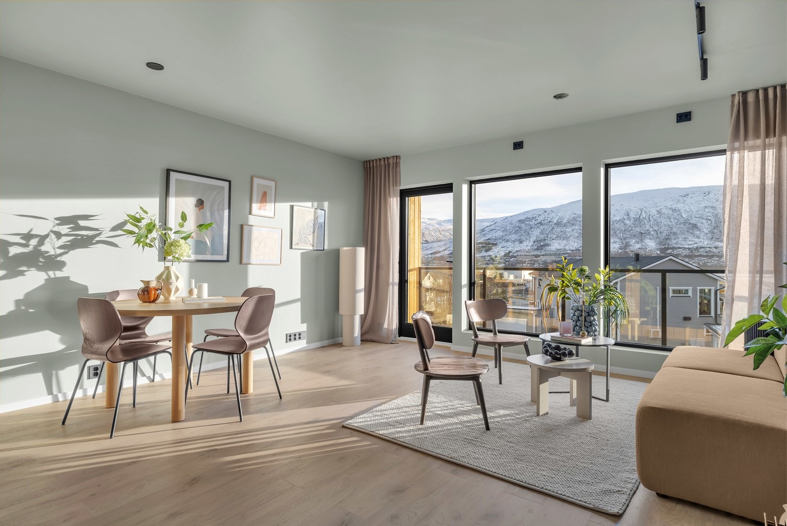 Stue med store vindusflater som gir rikelig med lysinnslipp og fremhever utsikten. Galleribilde