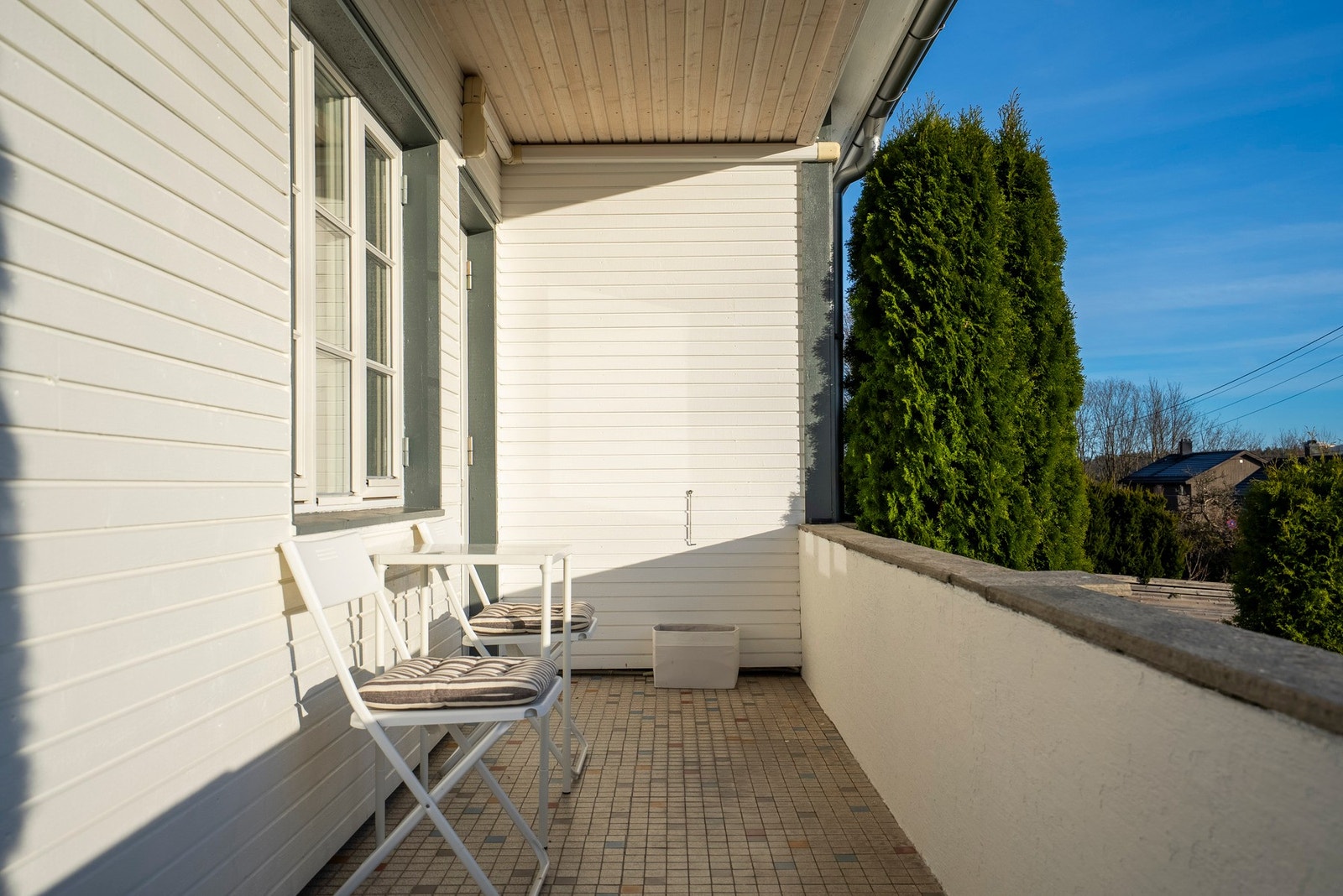 Fra spisestuen er det utgang til terrasse som fører videre ned til hagen Galleribilde
