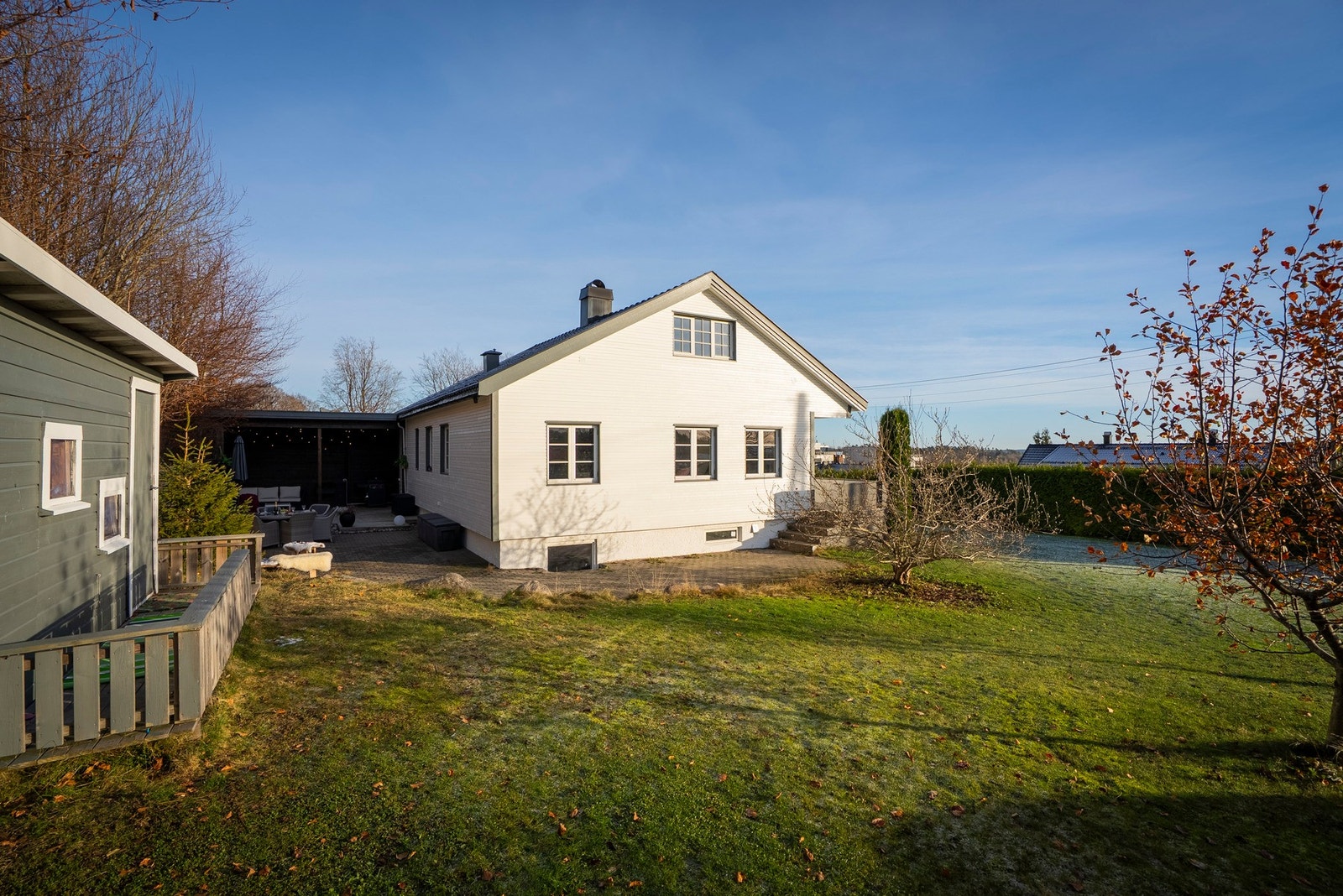 Belegningsstein skaper en helhetlig og praktisk forbindelse mellom uteplassene, samtidig som nærheten til hagen gir enkel tilgang til lek, ballspill og andre aktiviteter Galleribilde