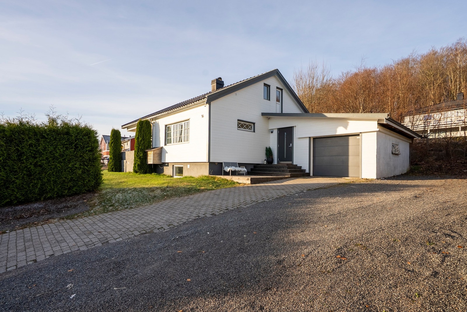 Romslig plass til parkering både i innkjørsel og garasje - belegningsstein gir et pent uttrykk og gjør snømåking enklere Galleribilde