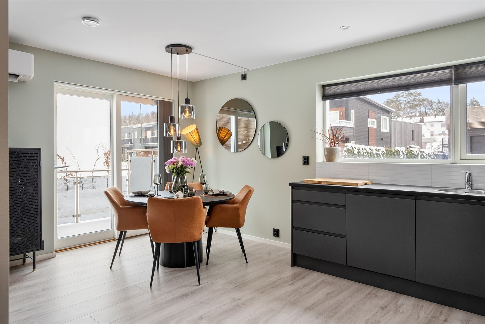 Spisebordet har sin naturlige plass foran kjøkkenet. Måltidene kan også enkelt tas med rett ut i ettermiddagssolen på den vestre plattingen. Galleribilde