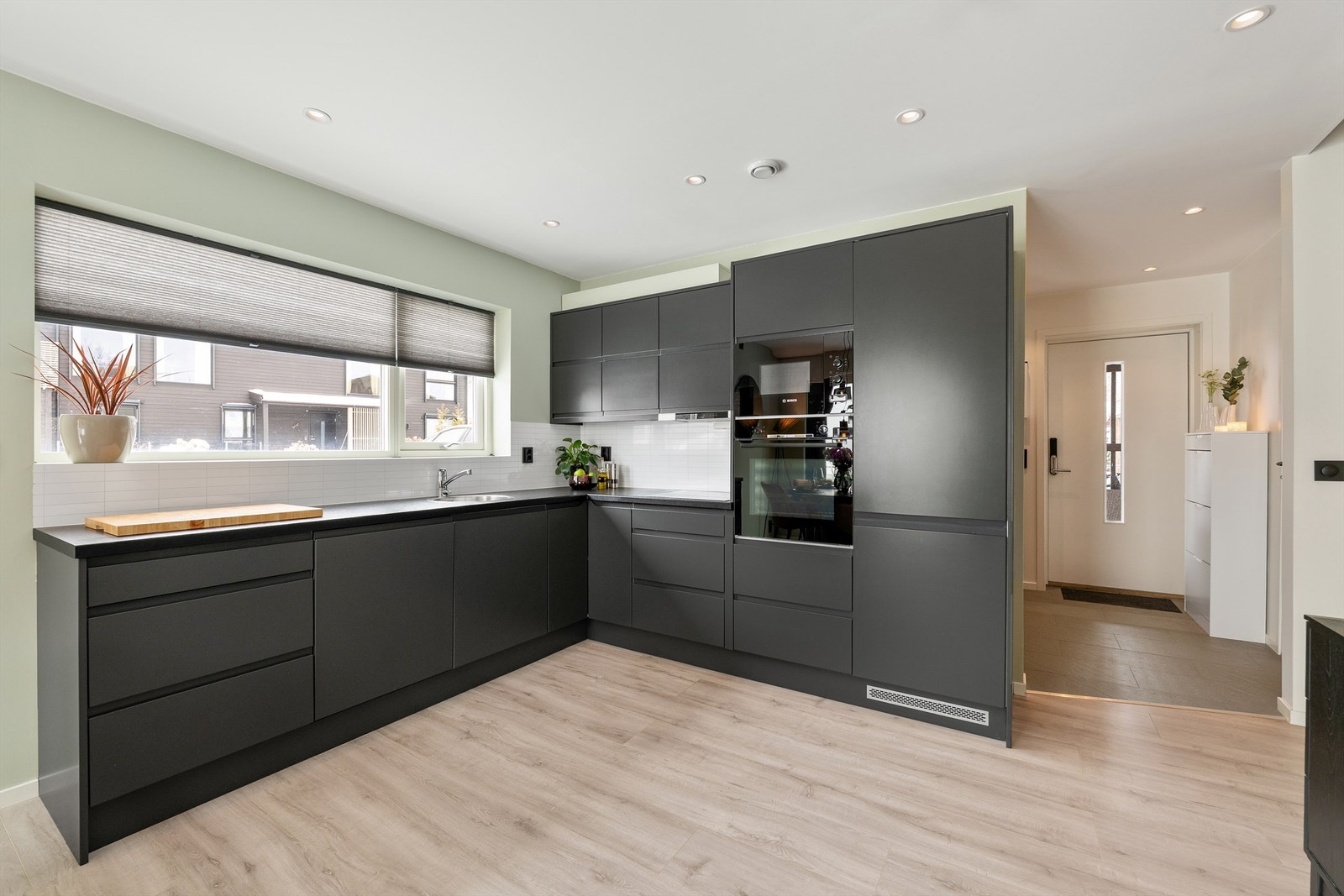 Ny og kraftigere avtrekksvifte ble installert i 2025. Hvitevarene er alle integrert; kombiskapet er fra AEG og var nytt i 2022, de øvrige er fra BOSCH og byggeåret. Galleribilde