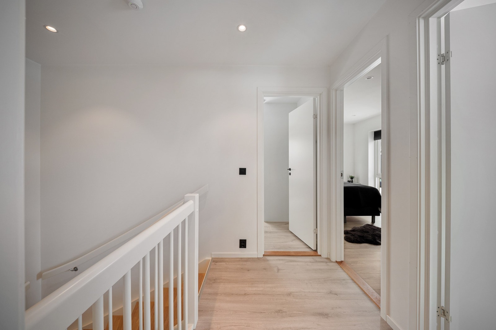 Med tre soverom i andre etasje kan familien sove samlet på én flate, noe som er spesielt praktisk mens barna er små. Galleribilde