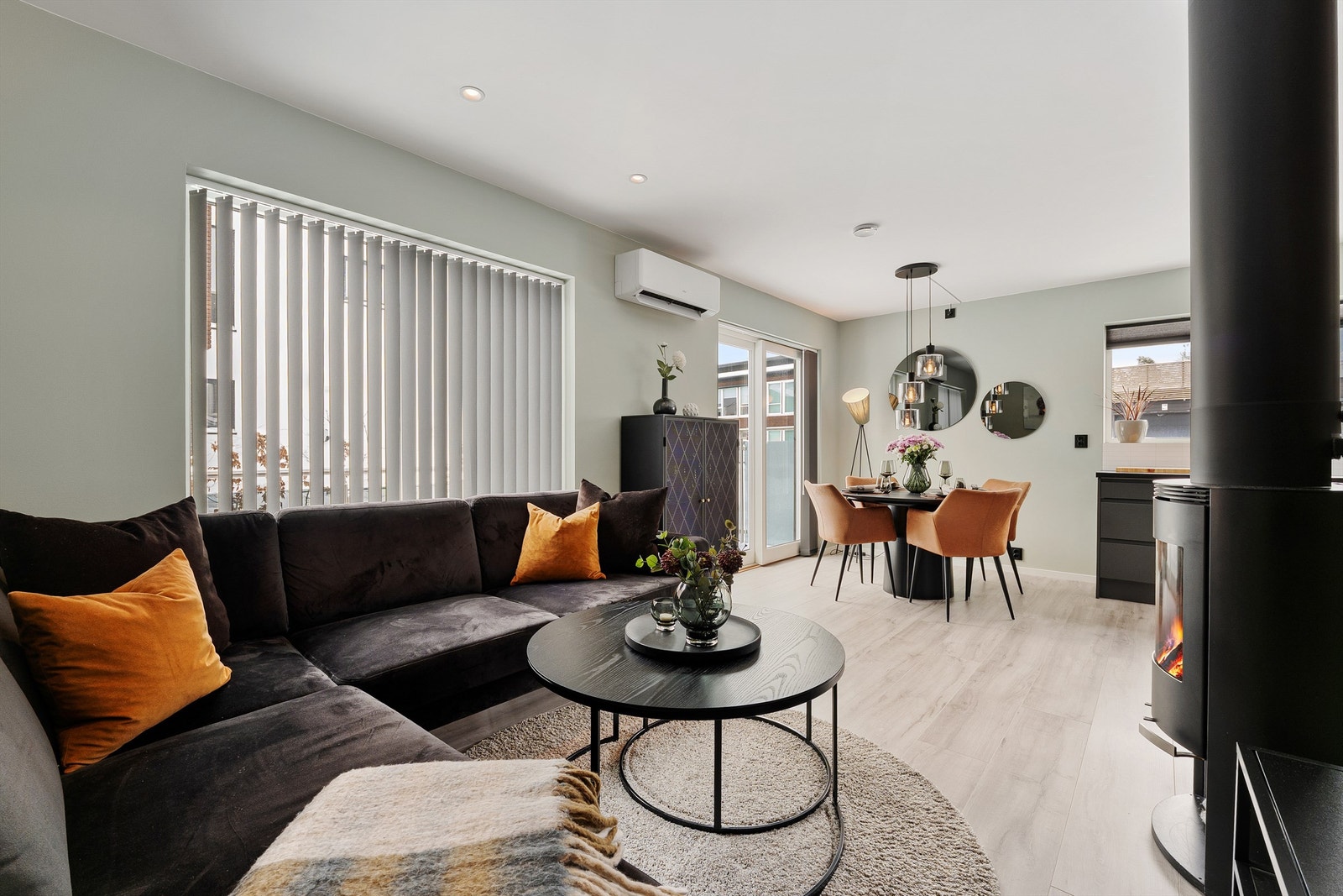 Luft-luft varmepumpe ble montert i 2022, innvendig del i stuen. Galleribilde