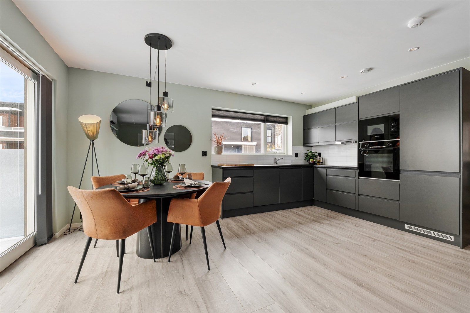 Kjøkkenets stilsikre innredning er både praktisk i daglig bruk og i tillegg et dekorativt, stort møbel. Galleribilde