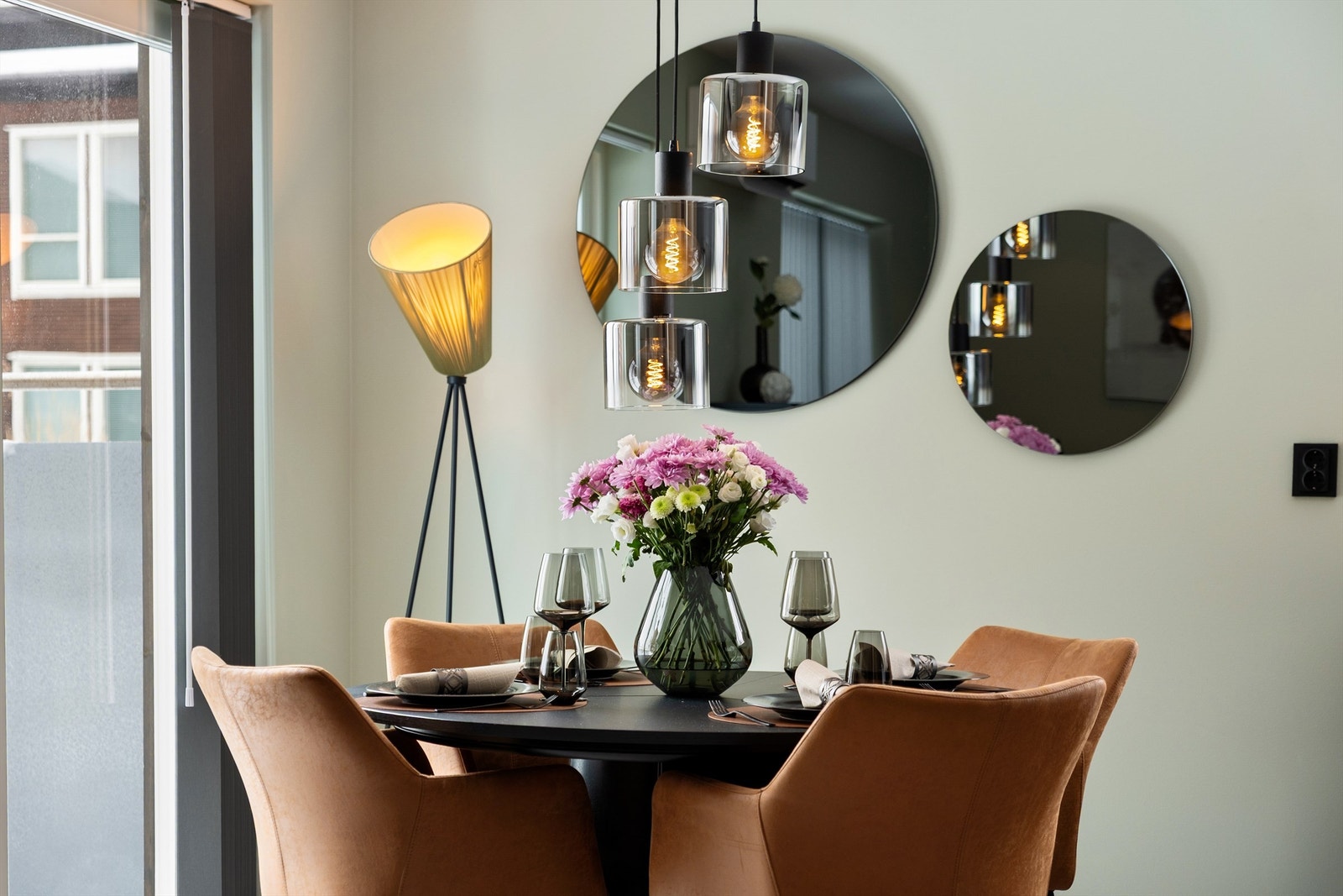 Tilpassede lamellgardiner og plisségardiner er ettermontert i de fleste rom. Galleribilde