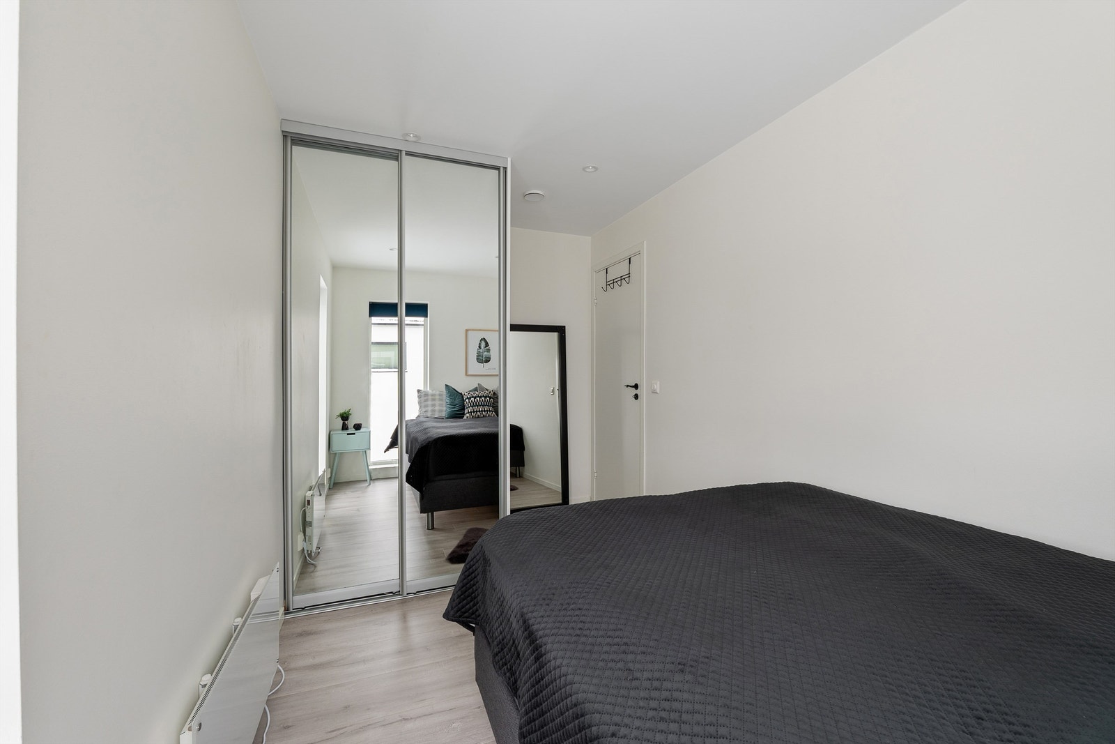 Også i soverommene er himlingen utstyrt med innfelte spotter som kan dimmes. Galleribilde