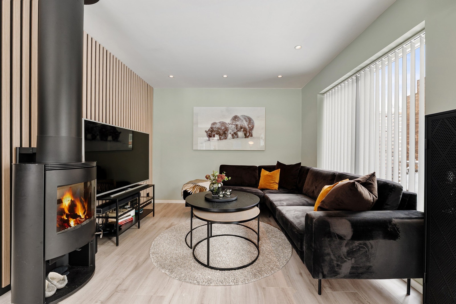 Vedovn fyller stuen med både varme og stemning. Det er også elektrisk gulvvarme i stuen. Galleribilde