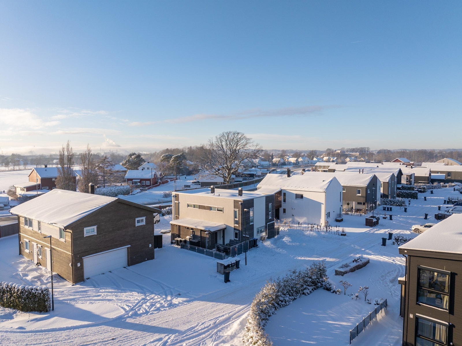 Seksjonen benytter den tilstøtende gårdsplassen mot Bekkevoldveien som biloppstillingsplasser. Lader til EL-bil er montert. Galleribilde