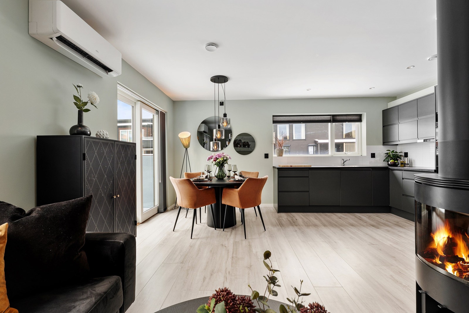 Stuen og kjøkkenet er sømløst forbundet i en 26 kvm. stor sosial sone. Galleribilde