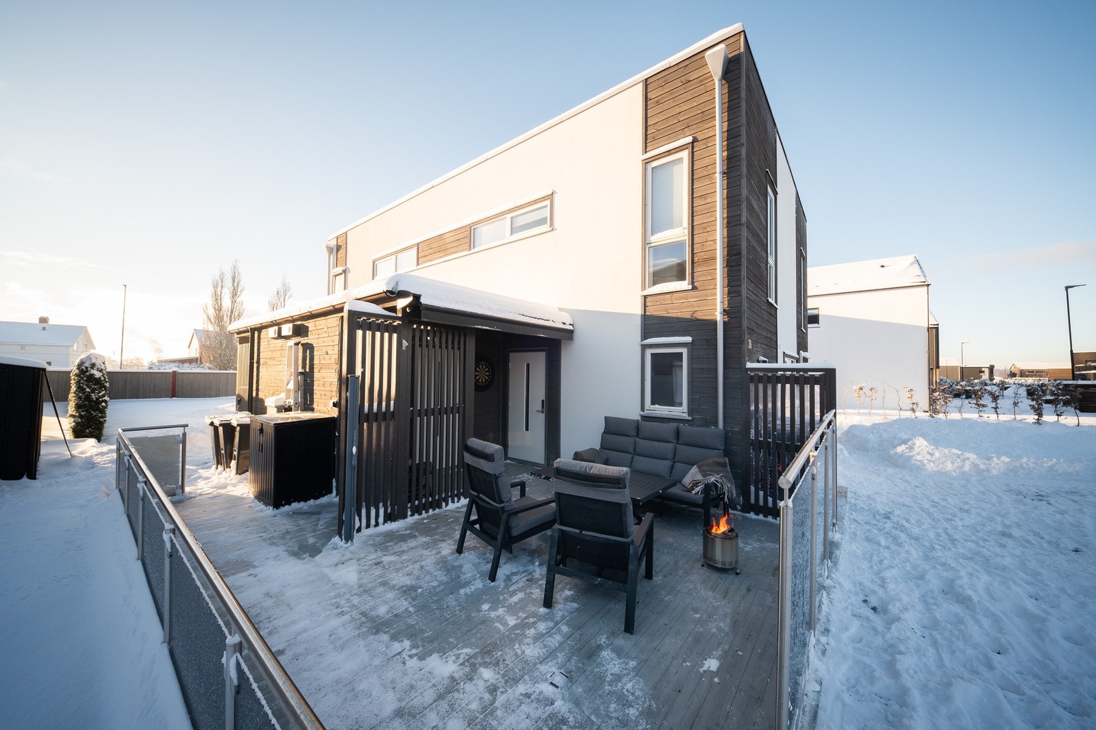 Foran inngangspartiet er ny platting oppført i senere år, pent innrammet av rekkverk med glass. Galleribilde