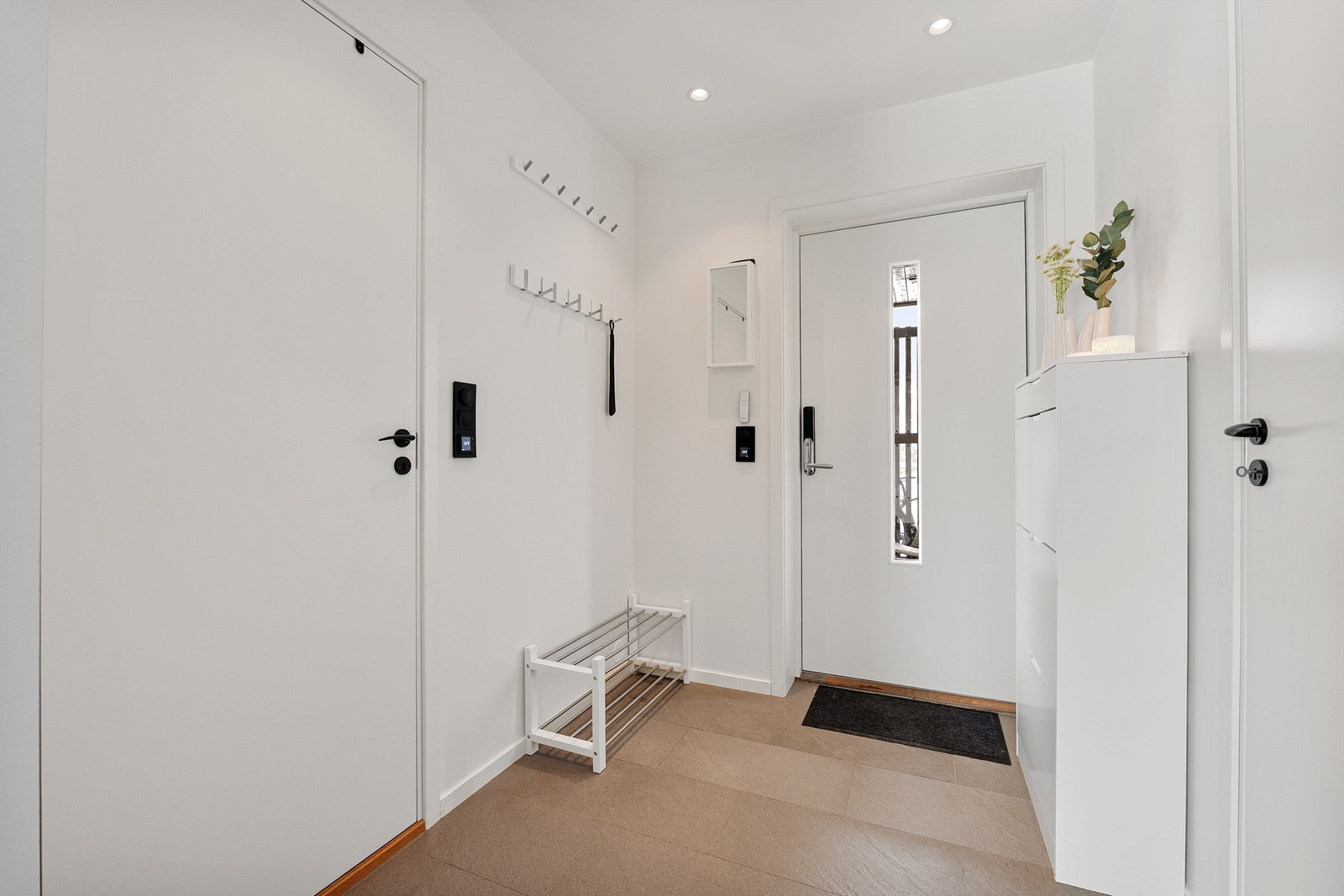 Entreens gulv har elektrisk varme og en robust overflate av fliser. Elektronisk kodelås er montert på inngangsdøren. Galleribilde