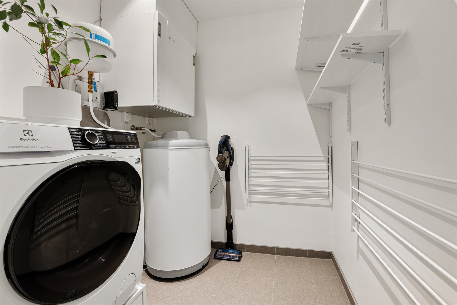 Velutnyttet teknisk rom kombinert som vaskerom - vis á vis badet. Galleribilde