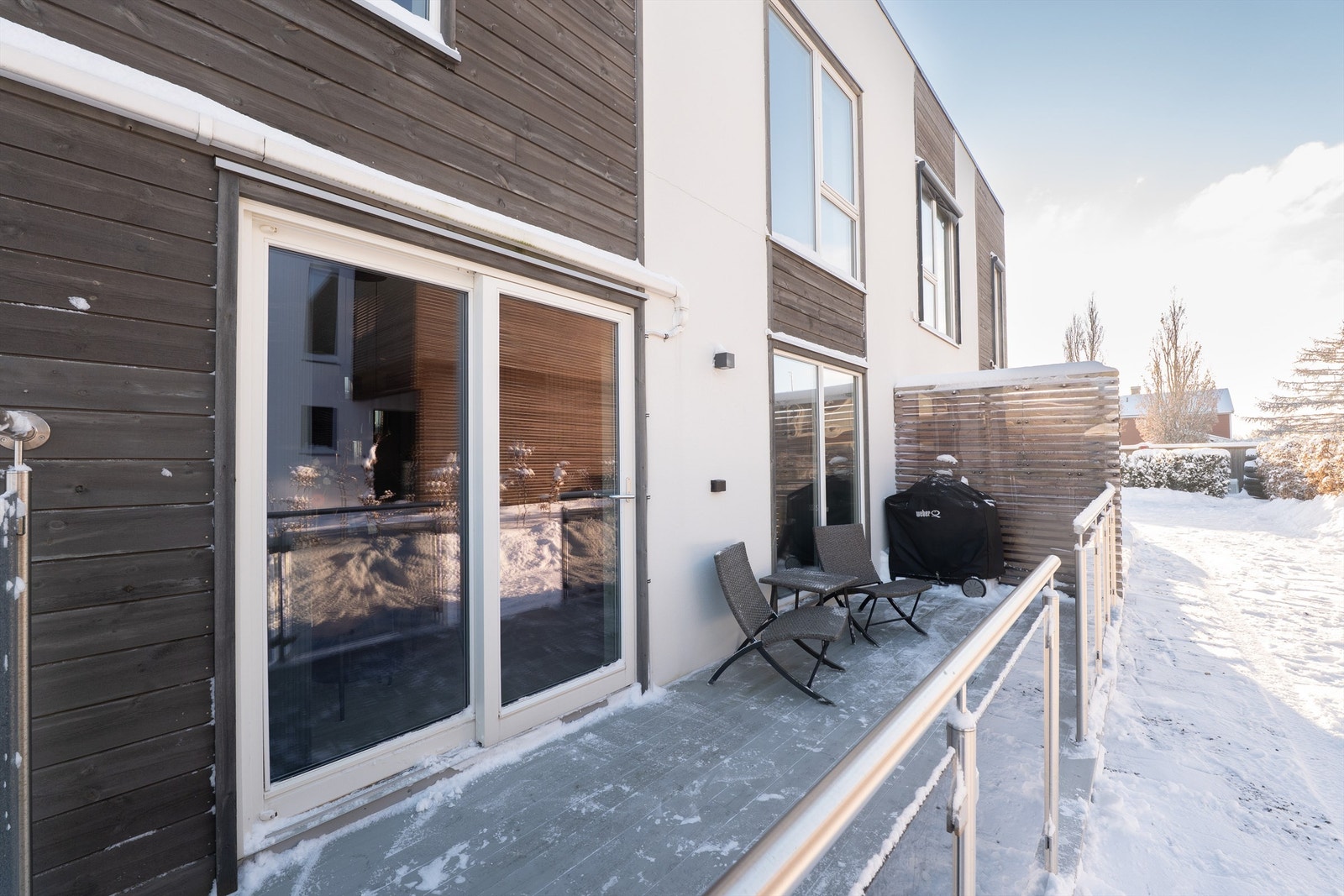 På denne siden er det sommerstid sol fra tidlig ettermiddag. Galleribilde