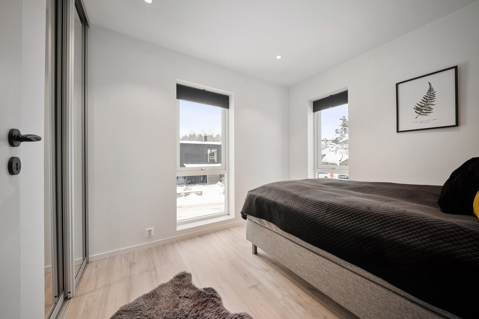 Lysdempende plisségardiner er montert i begge barnerom. Galleribilde