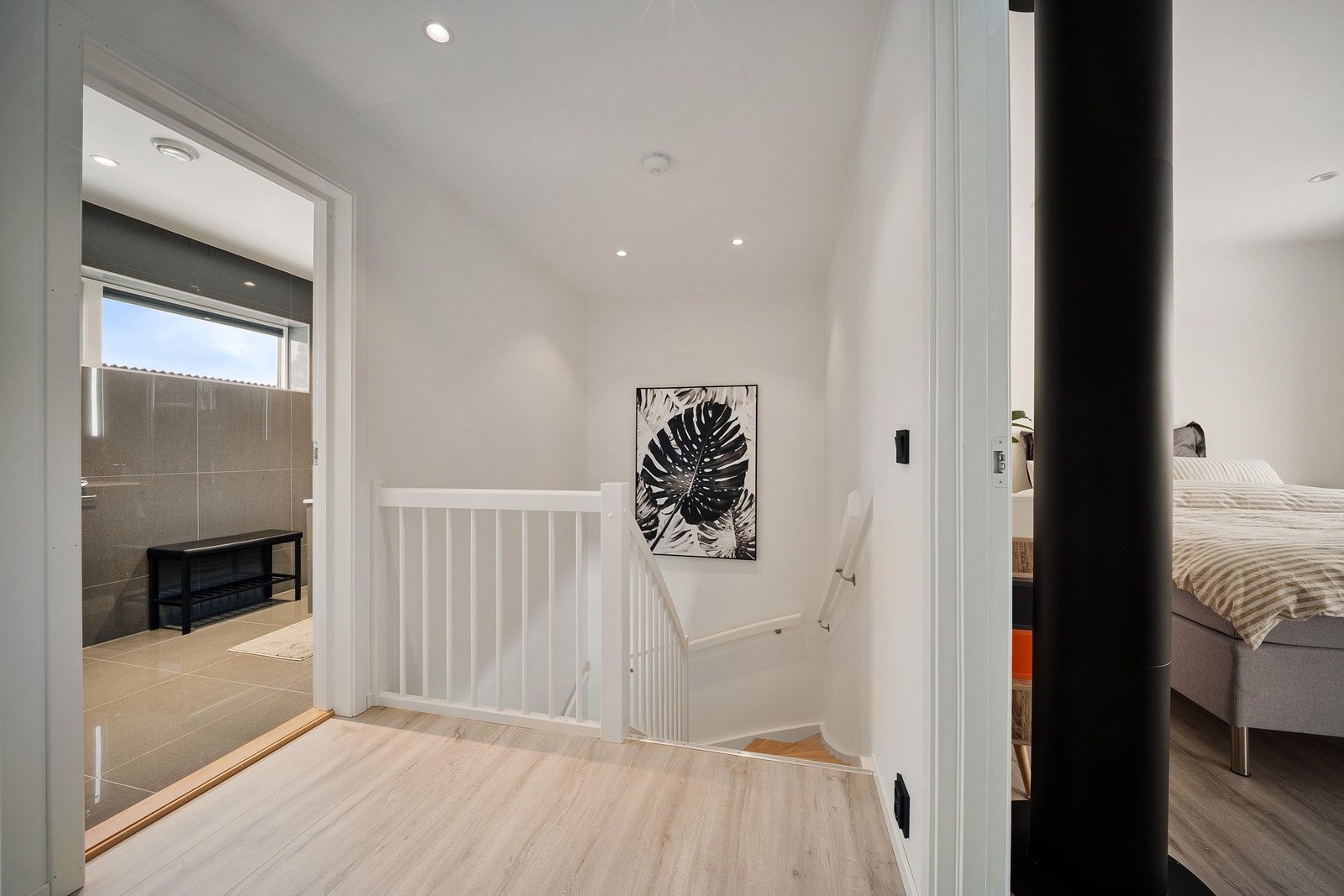 Badet i andre etasje er lett tilgjengelig fra alle tre soverom. Galleribilde