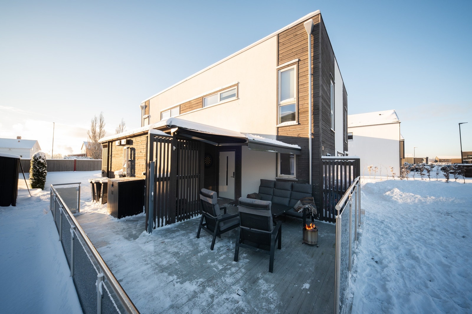 Motorisert markise foran inngangspartiet er montert i senere år. Galleribilde