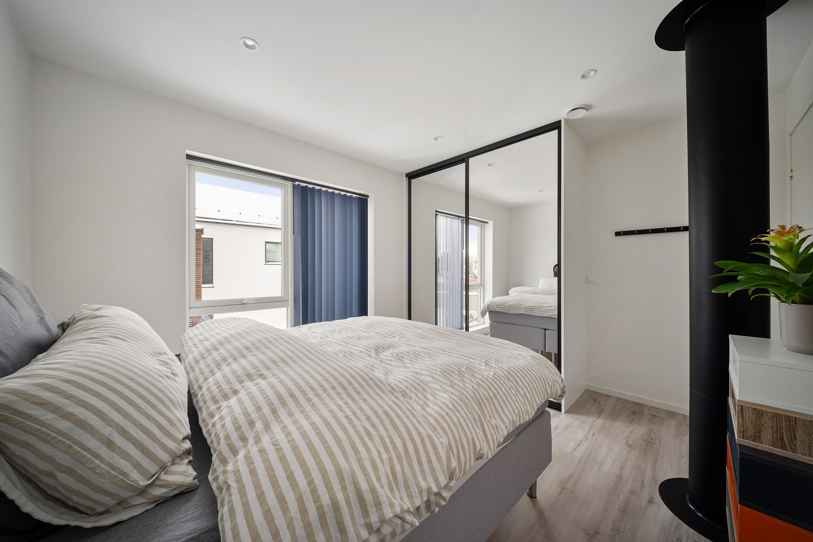 Skyvedørsgarderobe med speilfronter er installert i samtlige soverom. Galleribilde