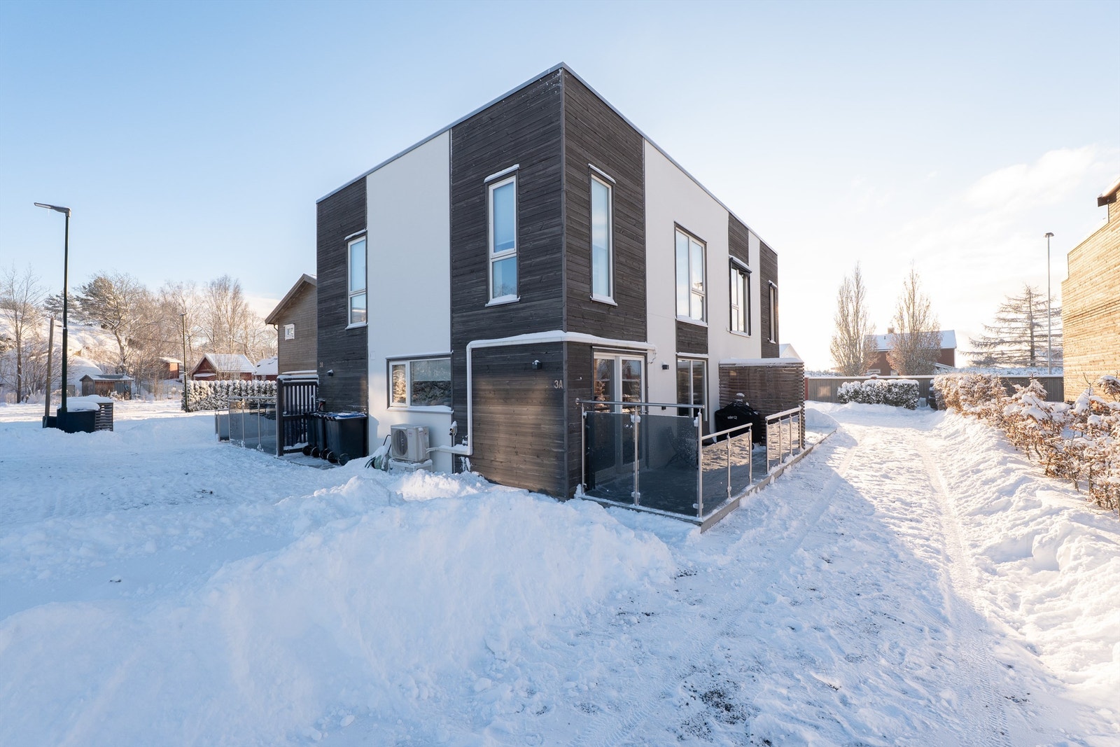 Platting på begge sider gir tilgang til solen dagen gjennom sommerstid. På inngangssiden er solen fra tidlig morgen til tidlig ettermiddag. Galleribilde