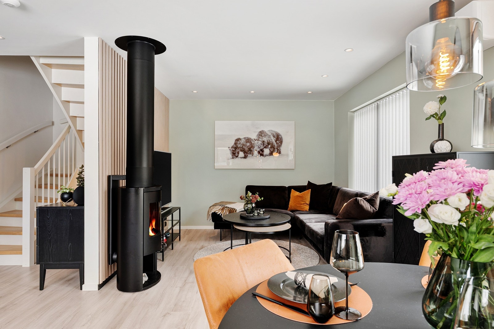 Inkludert i boligens tekniske standard er moderne bekvemmeligheter som balansert ventilasjon og gulvvarme i flere rom. Spotter er innfelt i de fleste himlinger. Galleribilde