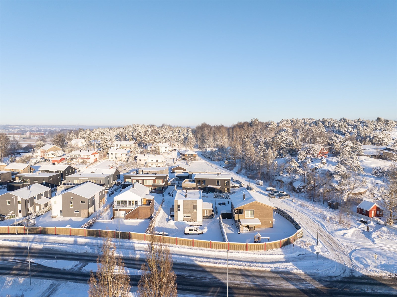 Nabolaget rundt Bekkevoldveien er ungt og familievennlig. Rett ovenfor ligger Begbymarka, med lysløype og skispor når forholdene tillater. Galleribilde
