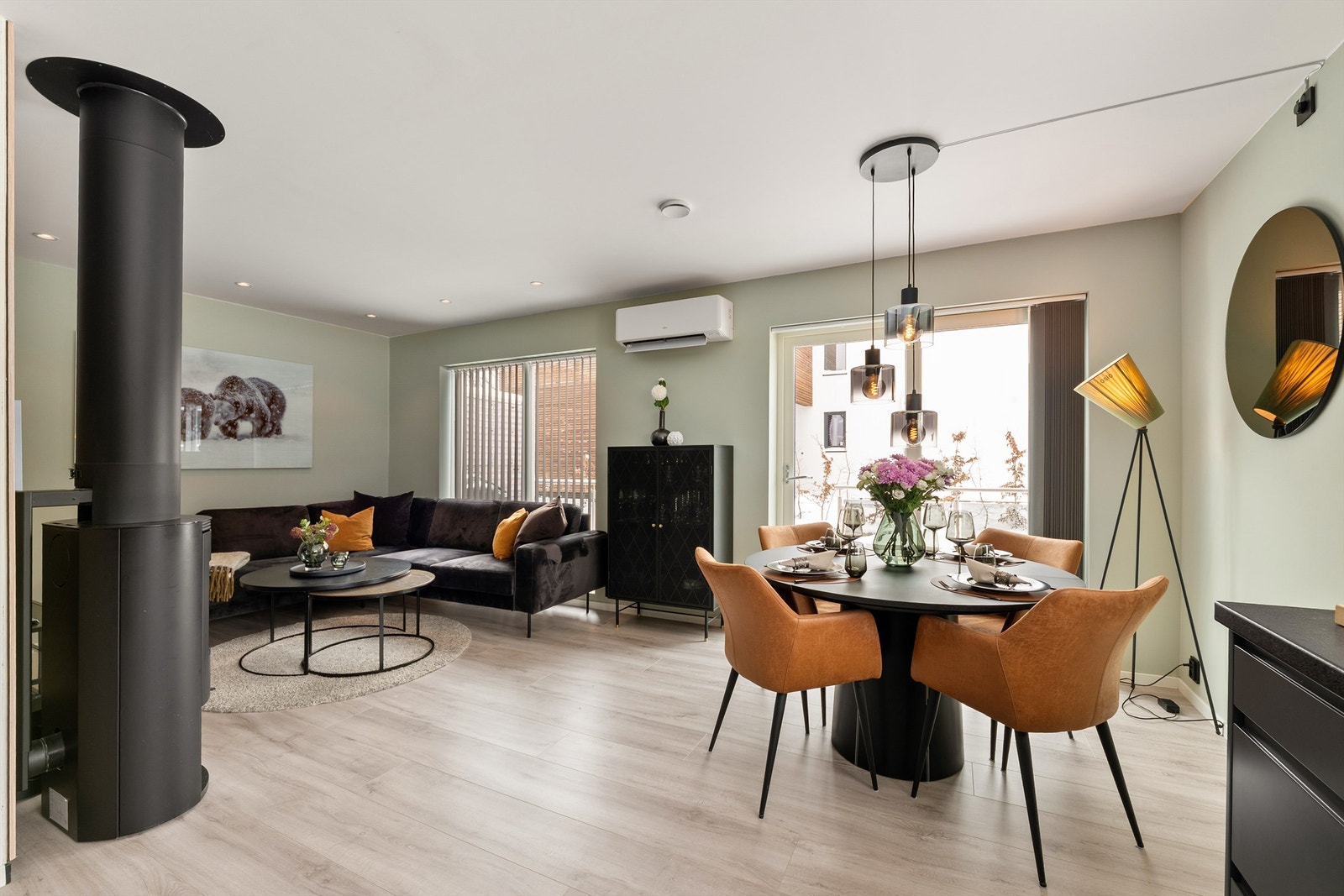 Her kan du flytte rett inn og oppleve kvalitetene ved et moderne hjem, med tidsaktuelle overflater, gode fargevalg og lekre innredninger på både kjøkken og bad. Galleribilde