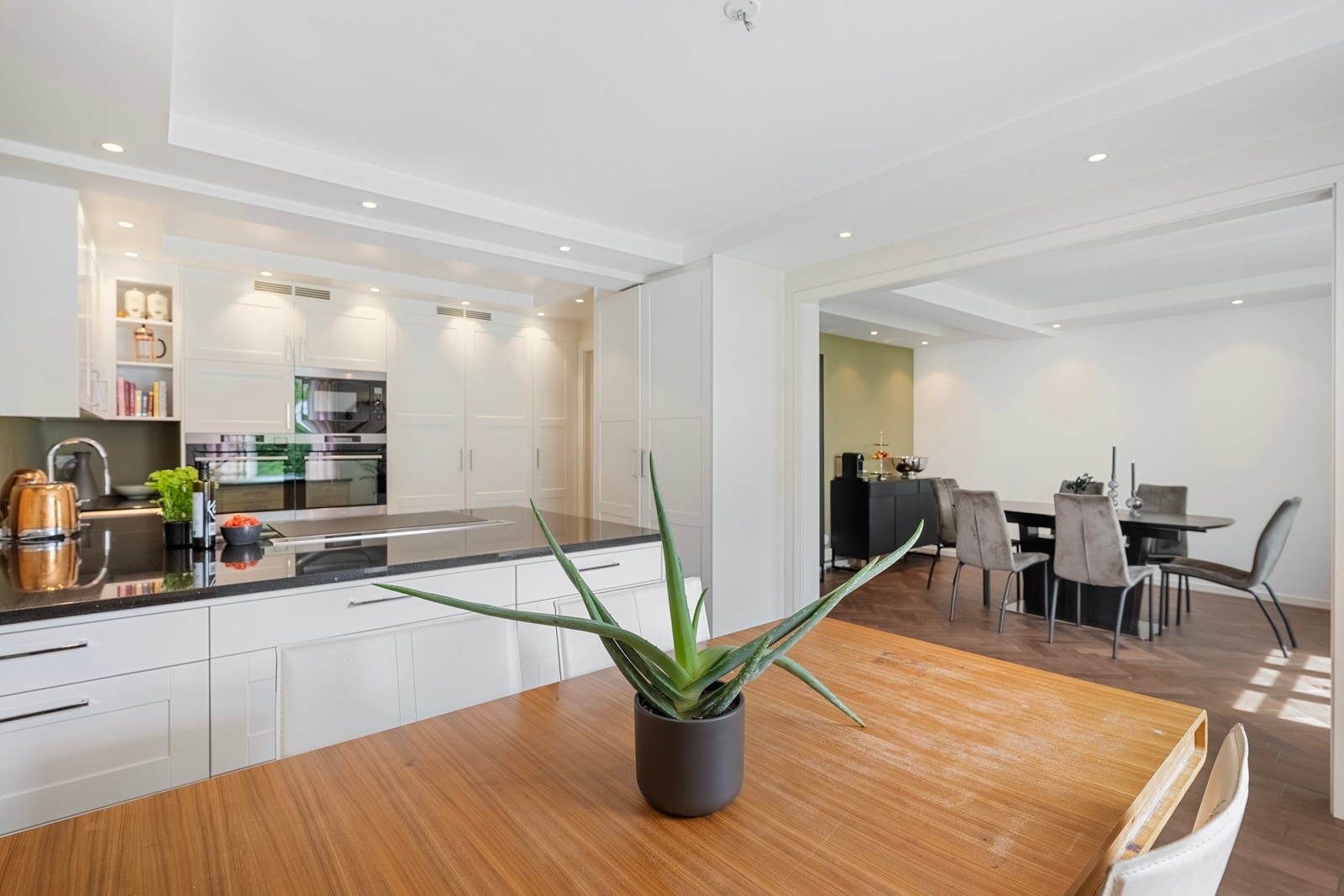 Det er god plass til generøst møblement i flere soner og downlights i himling for godt med belysning. Galleribilde