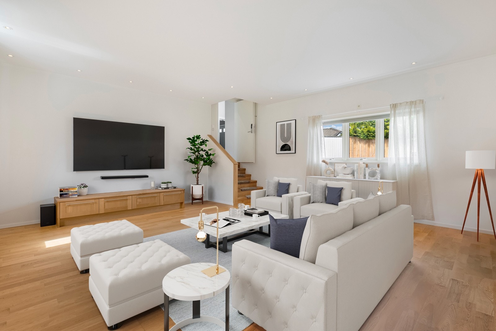 Usedvanlig stor stue på eget plan i 1. etasje. Galleribilde