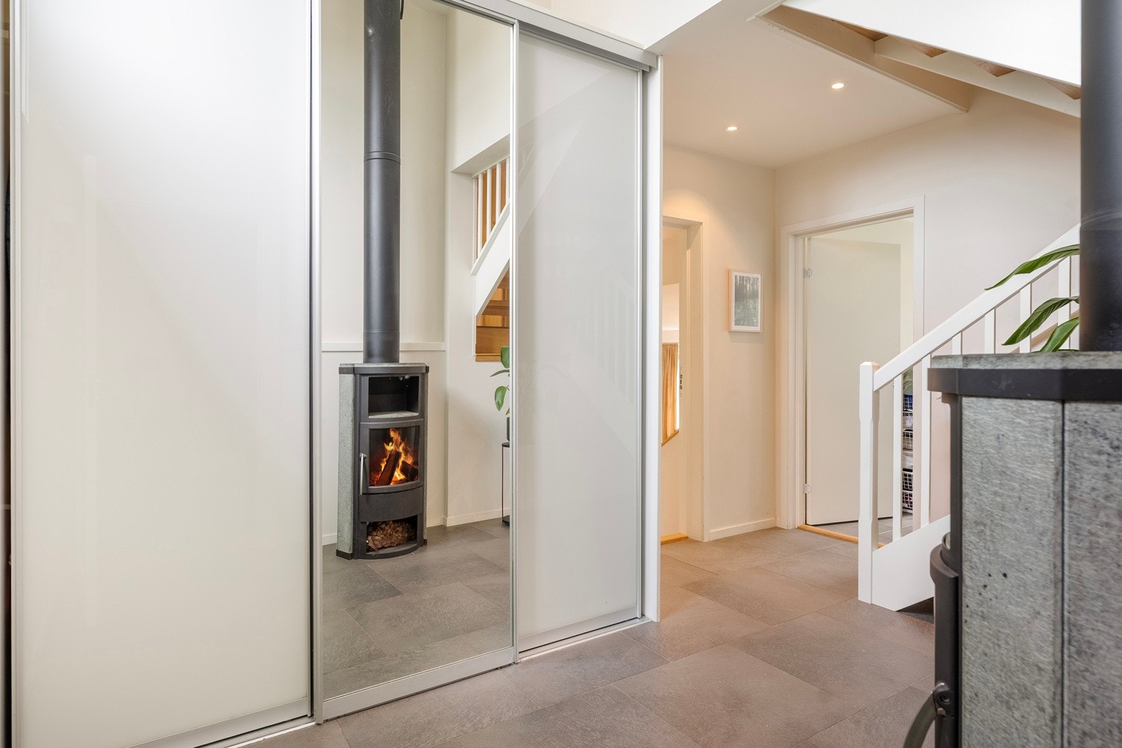 Luftig hall med fantastisk takhøyde og ovn i klebersten. Galleribilde