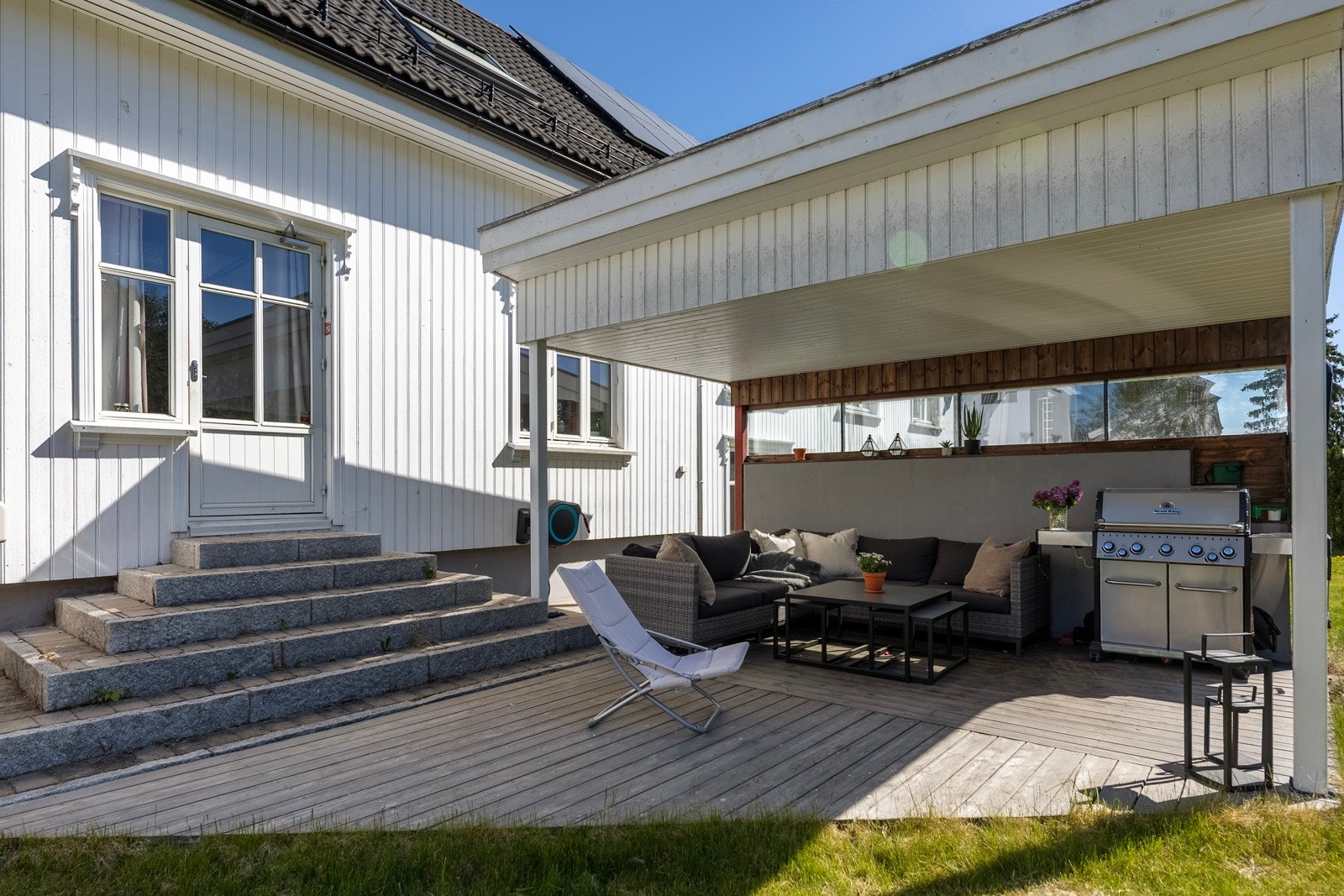 Meget flott opparbeidet uteplass mot hagen. Galleribilde