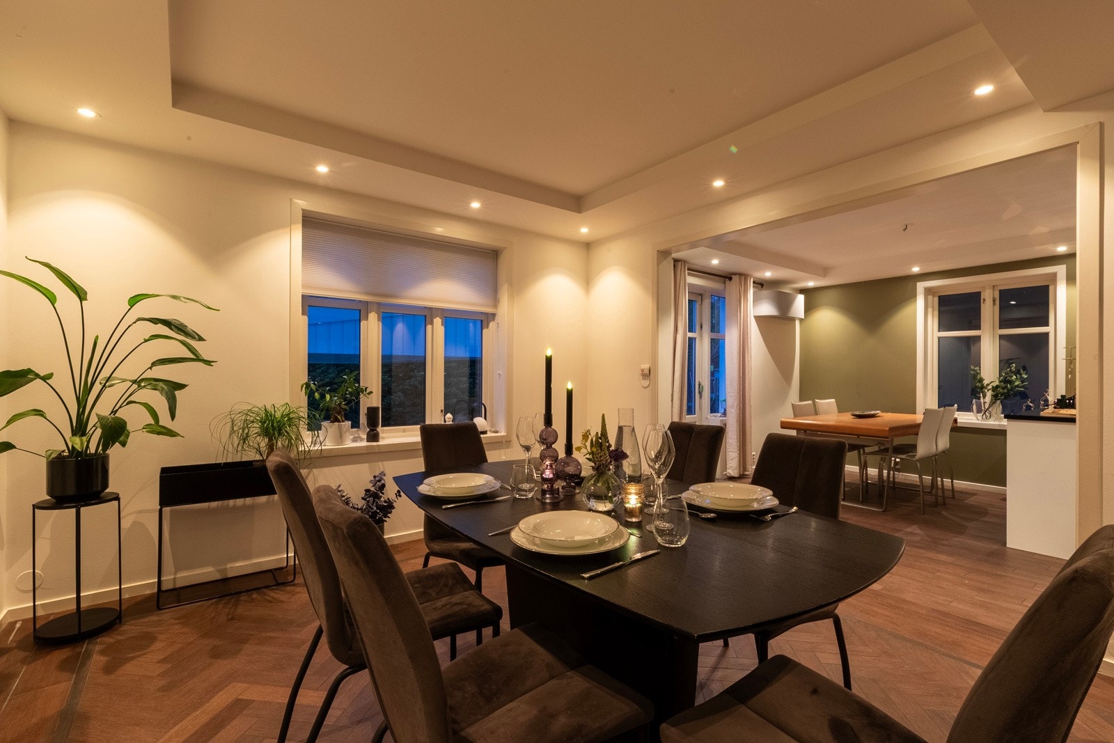 Et innbydende samlingspunkt som legger til rette for både hverdagsliv og selskap. Galleribilde