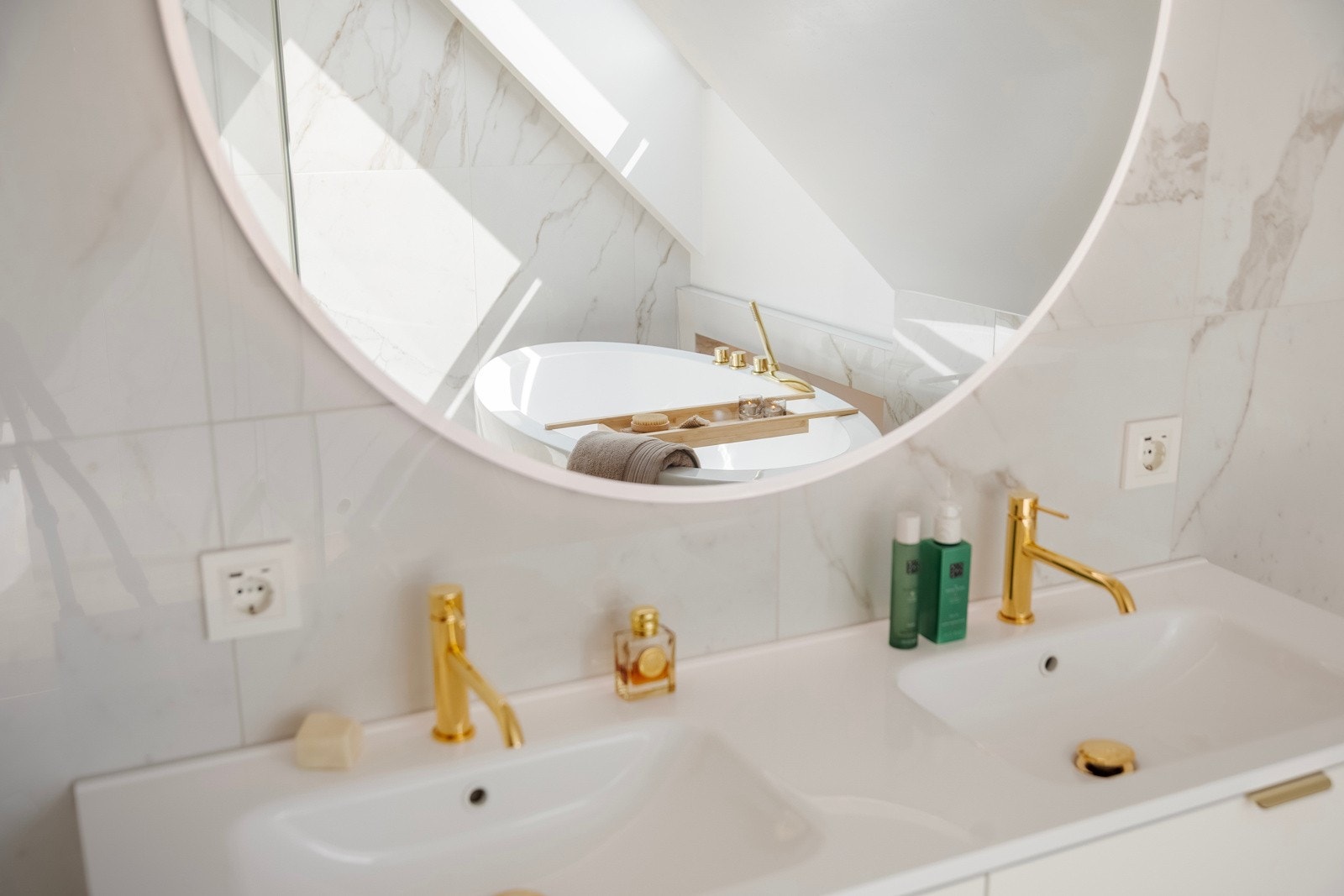 Lekkert bad (2022) med badekar i 2. etasje. Galleribilde