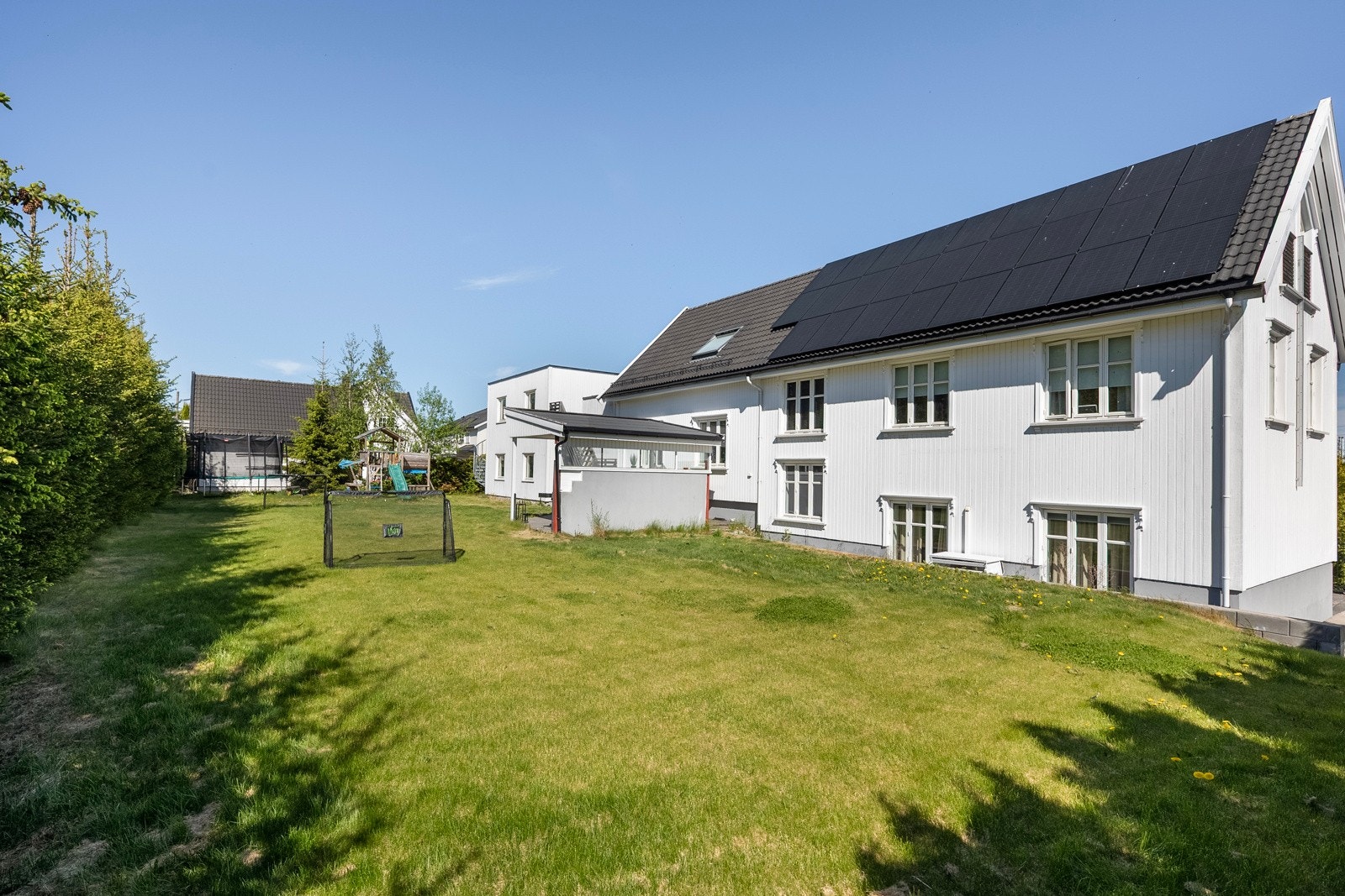 Plan og brukervennlig hage godt skjermet for innsyn. Galleribilde