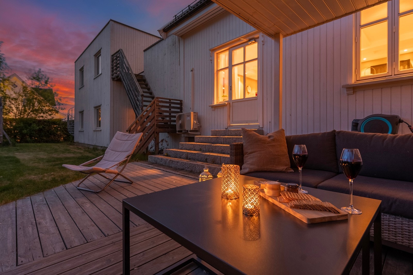 Takterrasse på ca. 20 kvm og trapp ned til markterrasse og overbygget pergola. Galleribilde