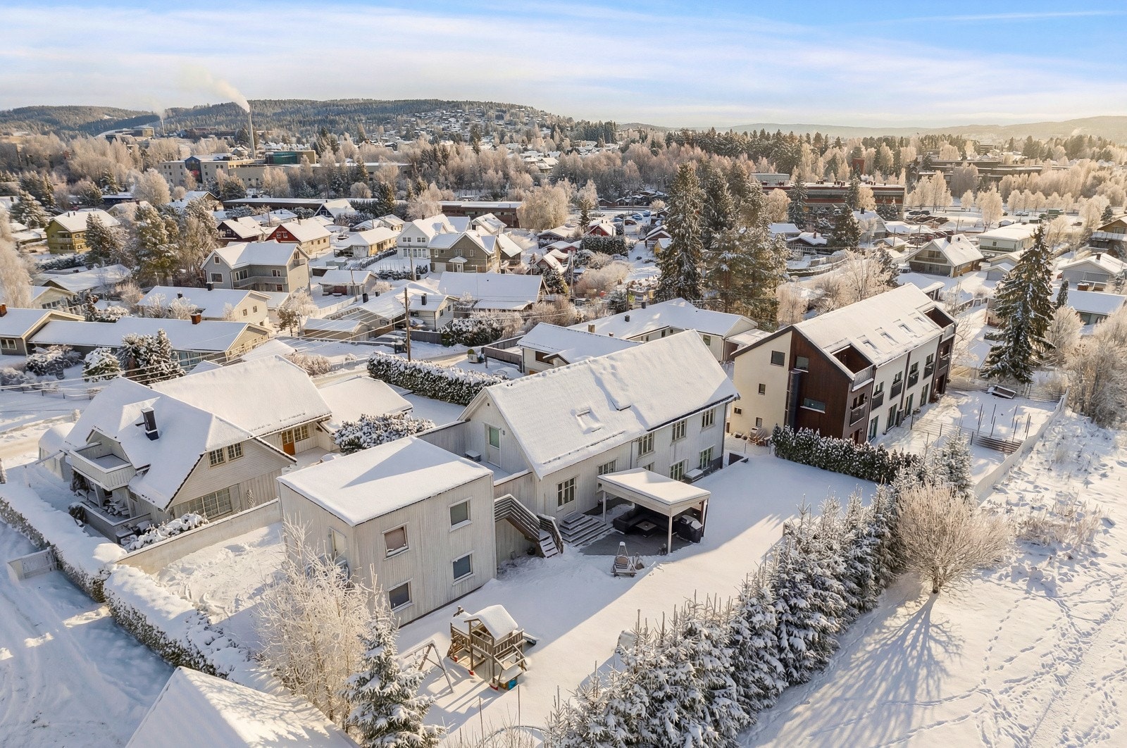 Eiendommen har en solrik tomt på 1,1 mål. Galleribilde