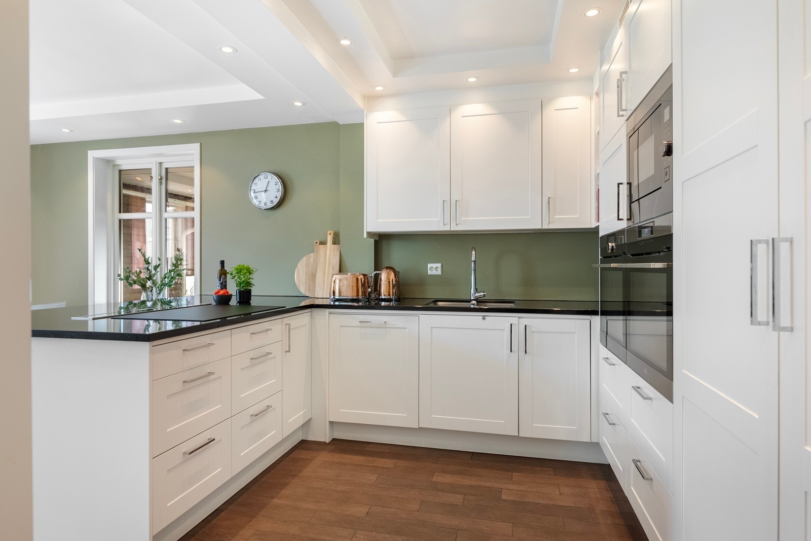 Kjøkkenet har rikelig med skap- og benkeplass. Galleribilde