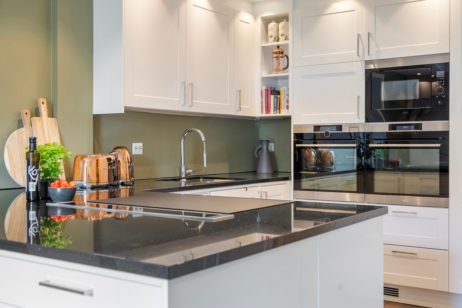 Eksklusivt tilpasset kjøkken med benkeplater i granitt og integrerte hvitevarer. Galleribilde