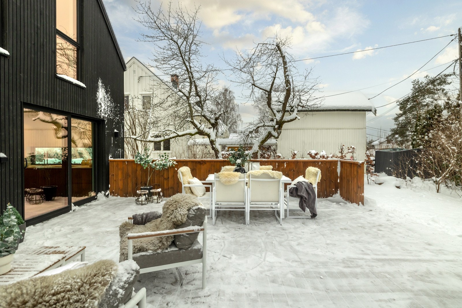 Her er det god plass til både utemøbler og grill, perfekt for å forlenge matopplevelsene utendørs på varme sommerdager. Galleribilde